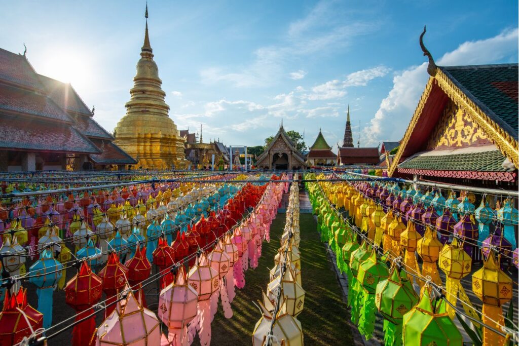 Lanternas no Wat Phra Singh para a celebração do Yi Peng