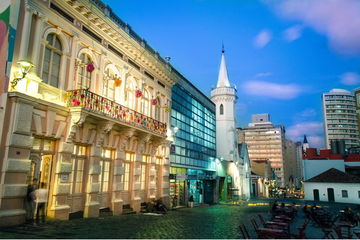 Edifícios do centro histórico de Curitiba à noite