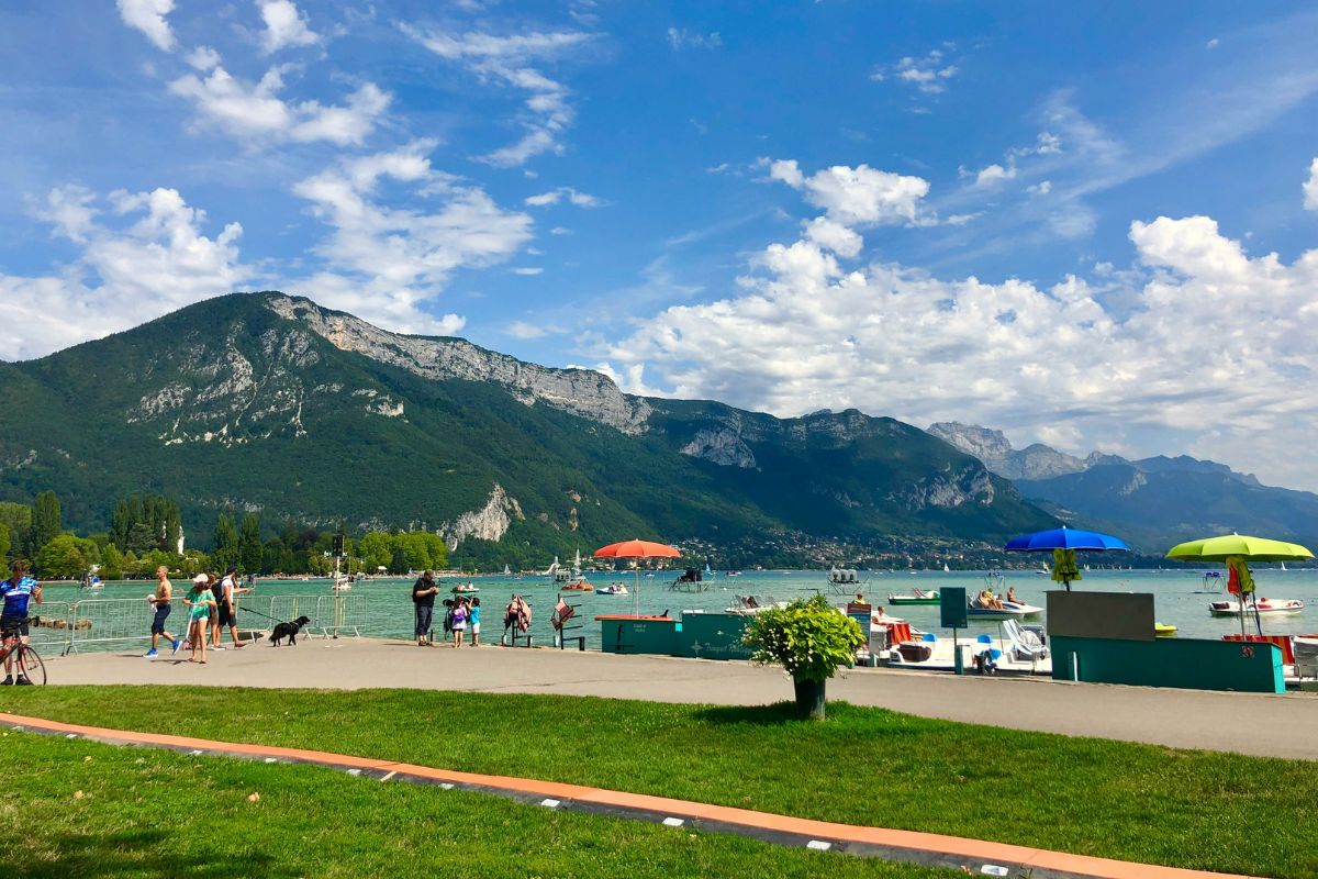 Parque de Annecy com ampla área verde de frente para o lago