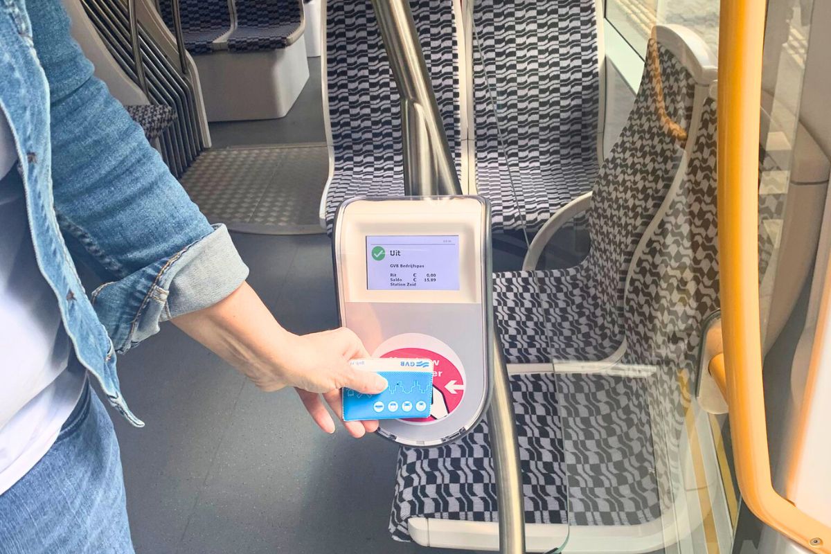 Pessoa validando passe de transporte público de Amsterdam
