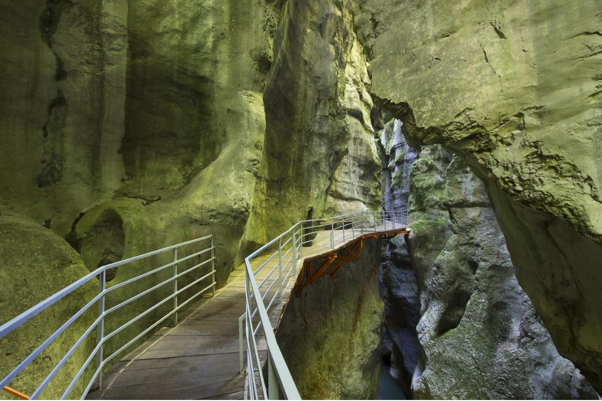 Passarela entre um grande cânion no Les Gorges du Fier