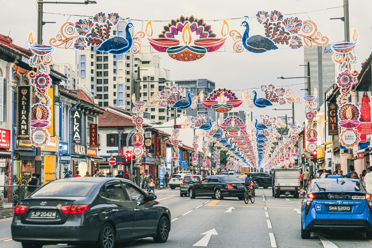 Trânsito de carros na Little India de Singapura