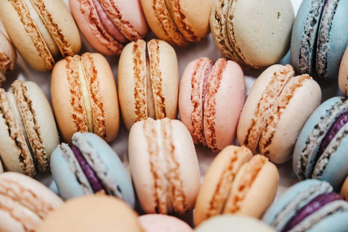 Macarons de diversos sabores, doce típico de Paris