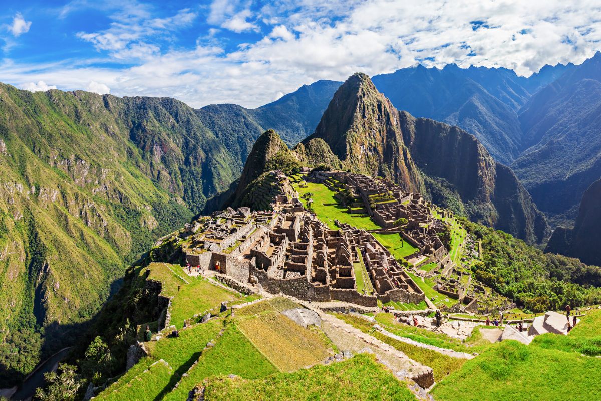 Panorama de Machu Picchu, destino turístico no Peru