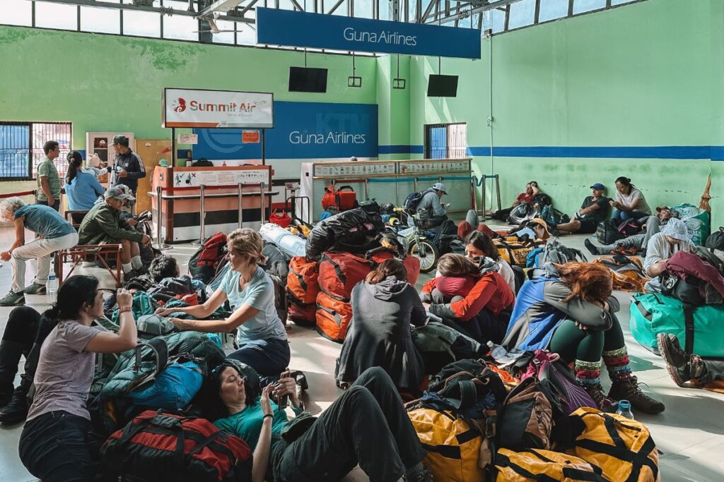 Duffel bags e mochilas na área de check in do aeroporto de Kathmandu