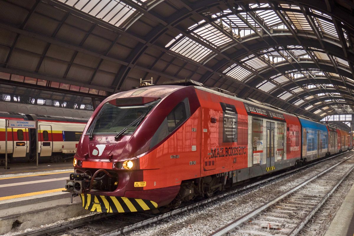 Trem Malpensa Express, que liga aeroporto de Milão à cidade, parado na estação