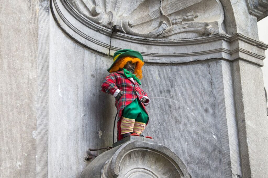 Manneken Pis (menino fazendo xixi) com roupas temáticas para o St Patrick's Day em Bruxelas