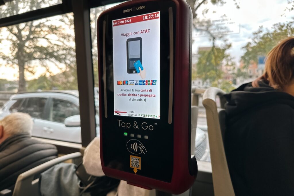 Máquina tap&go em ônibus de Roma