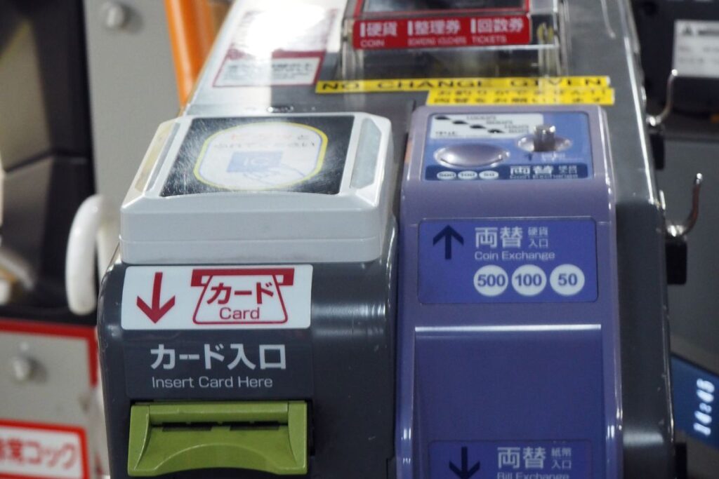 Máquina de pagamento com leitor para IC Card no interior de um ônibus no Japão