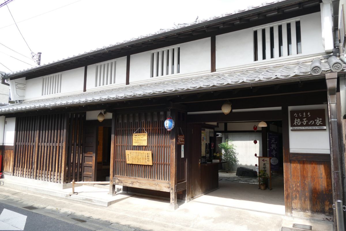 Fachada da casa Naramachi Koshi-no-ie