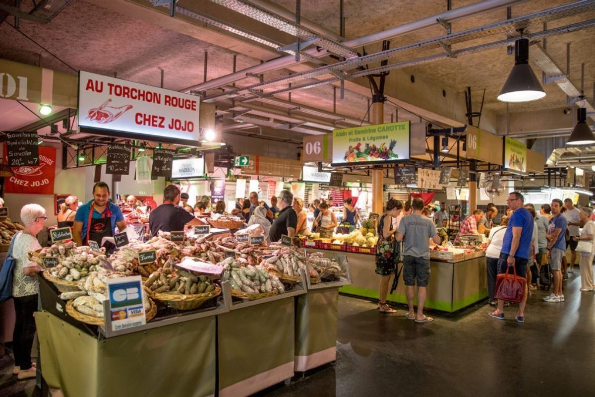 Pessoas no mercado Marché des Halles, Chambéry