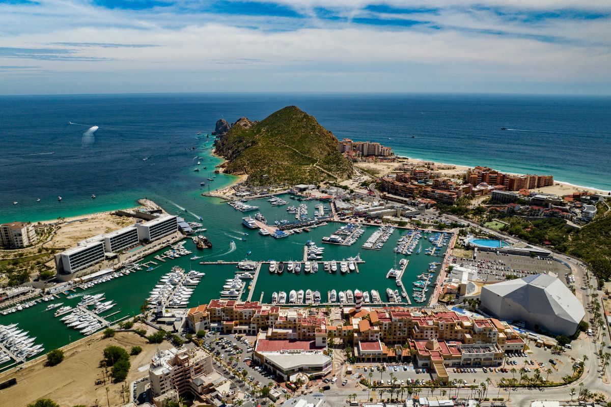 Imagem panorâmica da Marina de Cabo San Lucas, em Los Cabos