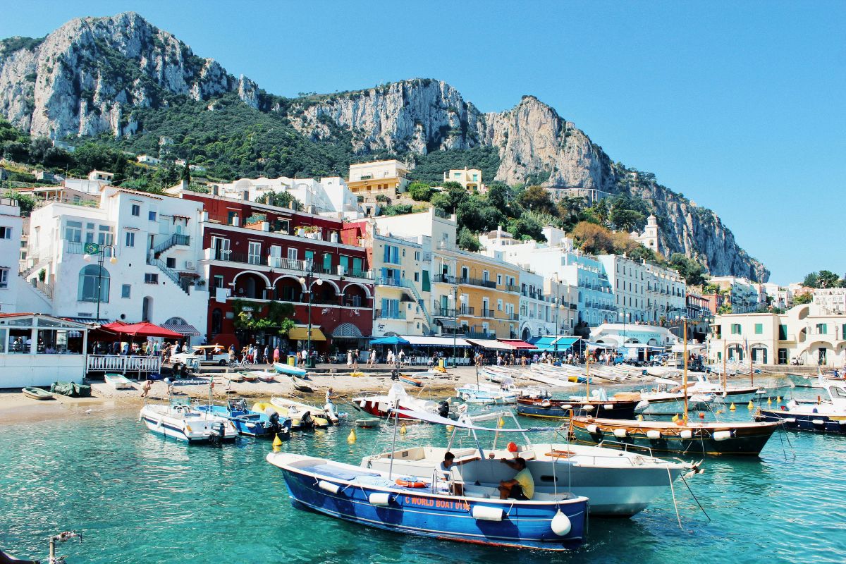 Barcos atracados na Marina Grande de Capri