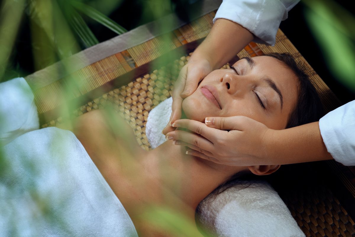 Mulher recebendo massagem no rosto