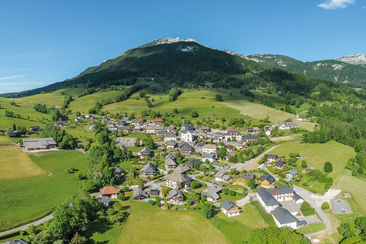 Panorama de vilarejo em meio ao Massif des Bauges