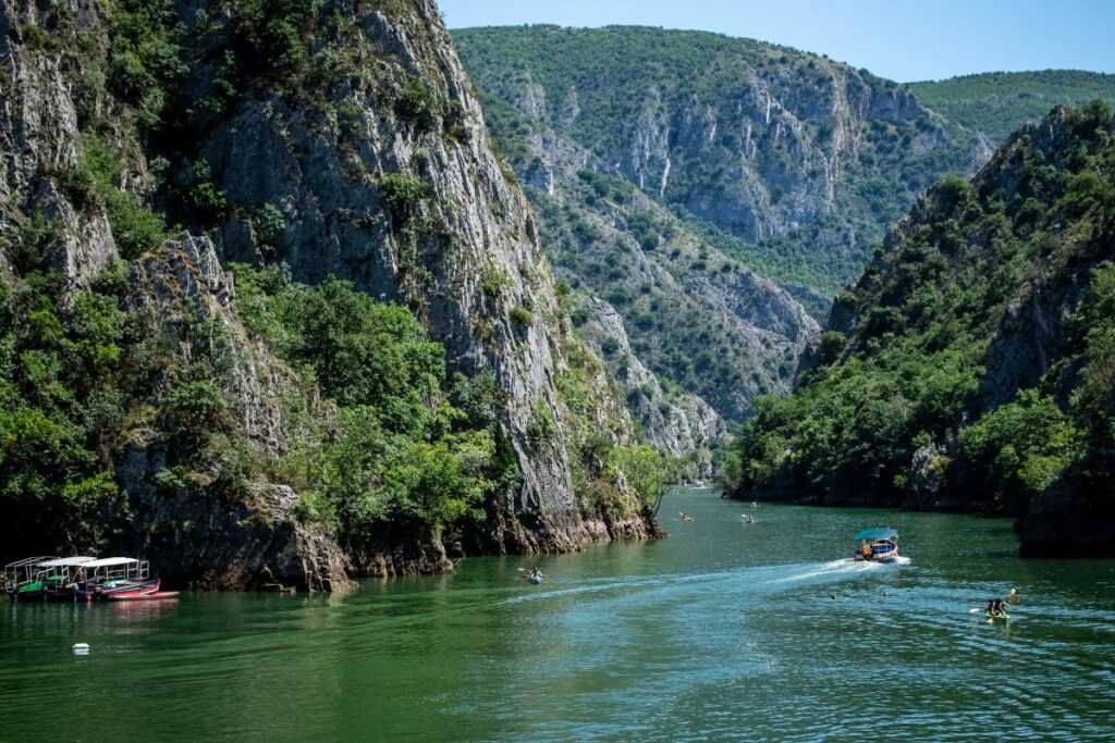 Passeio de barco no Matka Canyon, na Macedônia do Norte