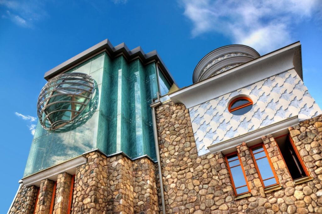 Fachada da Casa Memorial de Madre Teresa, na Macedônia do Norte