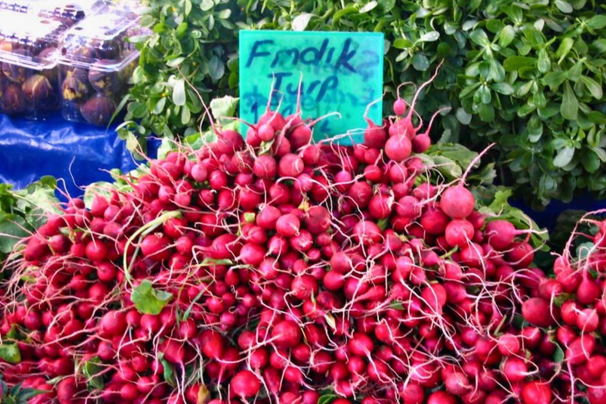 Pilha de rabanete no mercado de rua de Alaçati