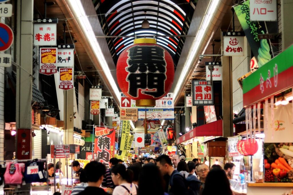 Galeria movimentada do Mercado Kuromon Ichiba em Osaka