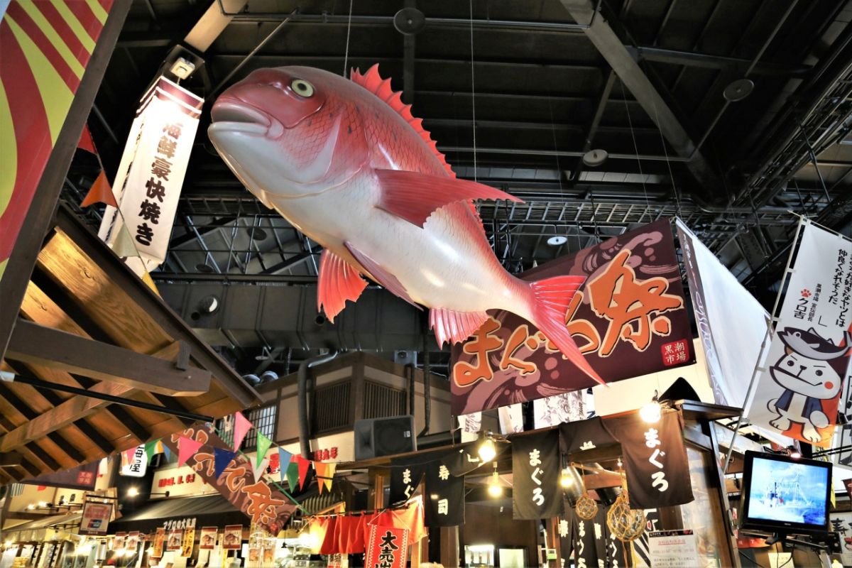 Interior do mercado Kuroshio, em Wakayama, Japão