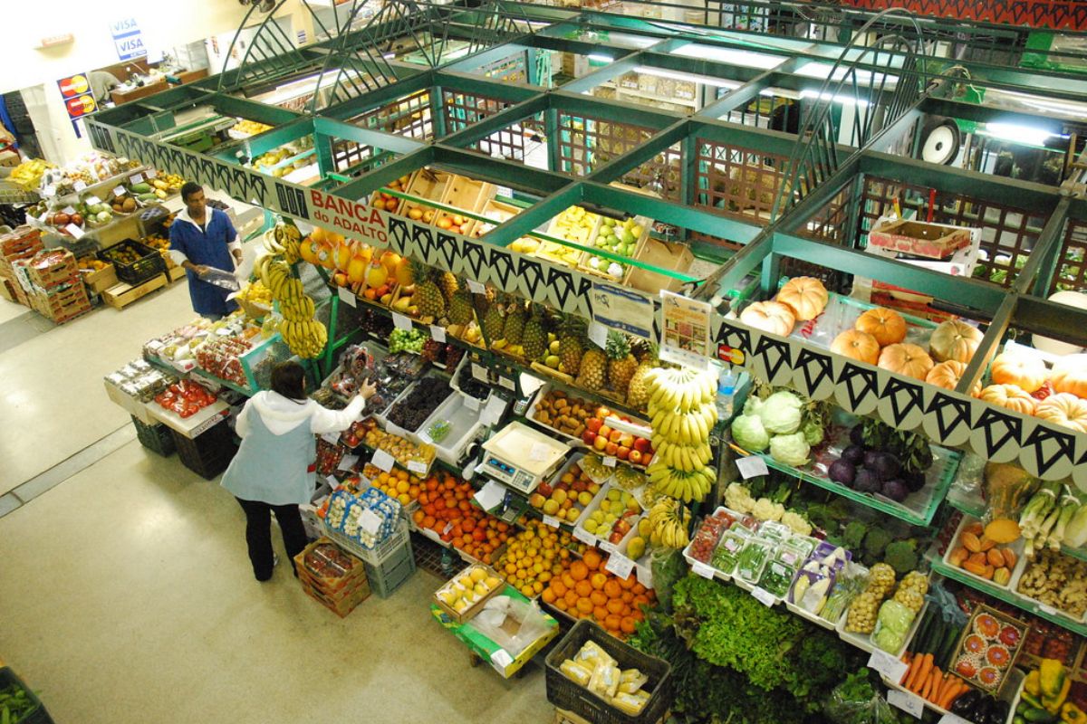 Barracas de frutas no Mercado Municipal de Curitiba