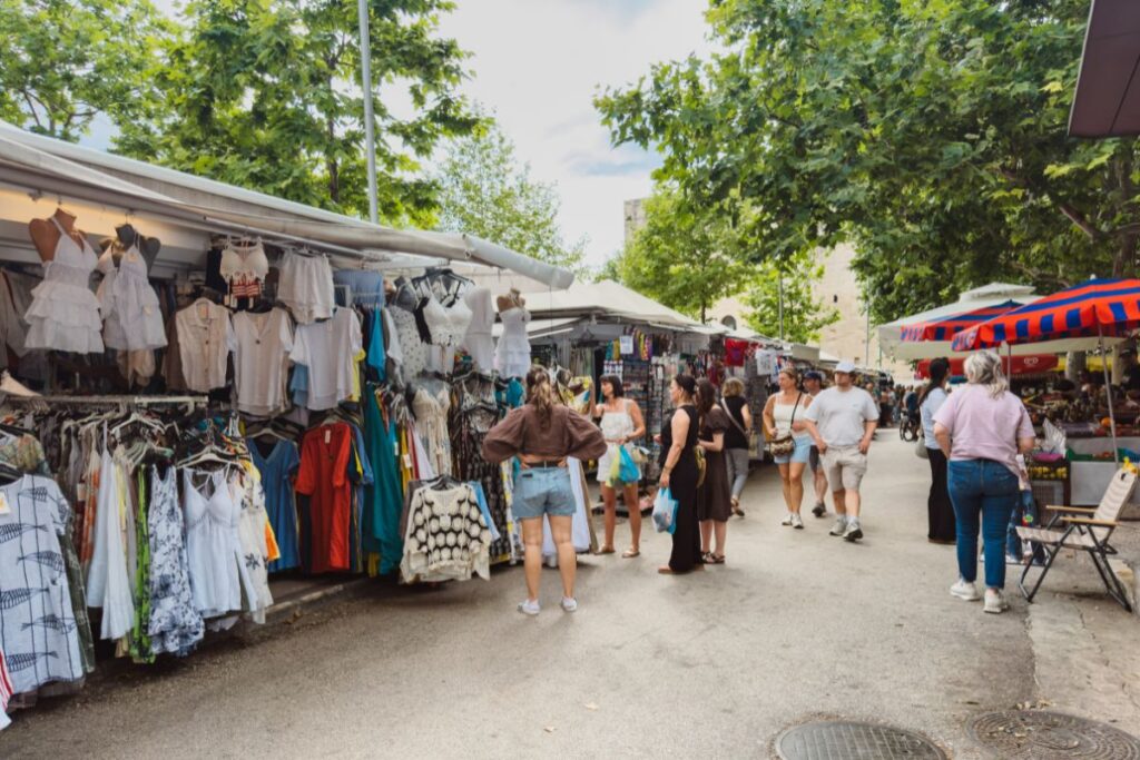 Ala de roupas e souvenires no Mercado Verde de Split
