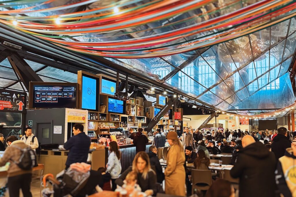 Praça gastronômica no Mercato Centrale de Firenze