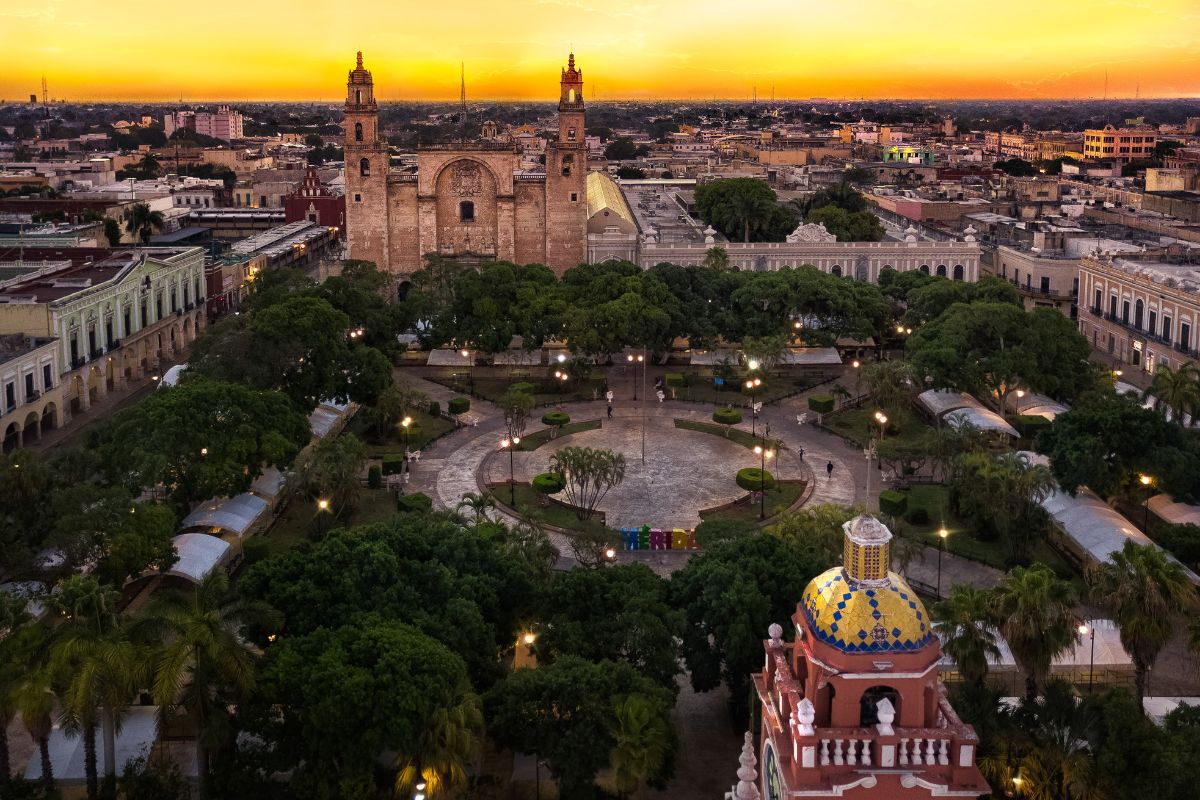 Panorama da praça do centro histórico de Mérida