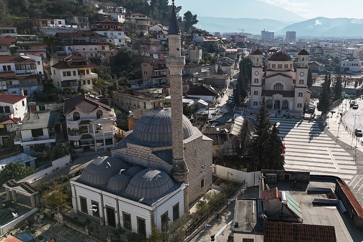 Imagem panorâmica da Mesquita de Chumbo, em Berat
