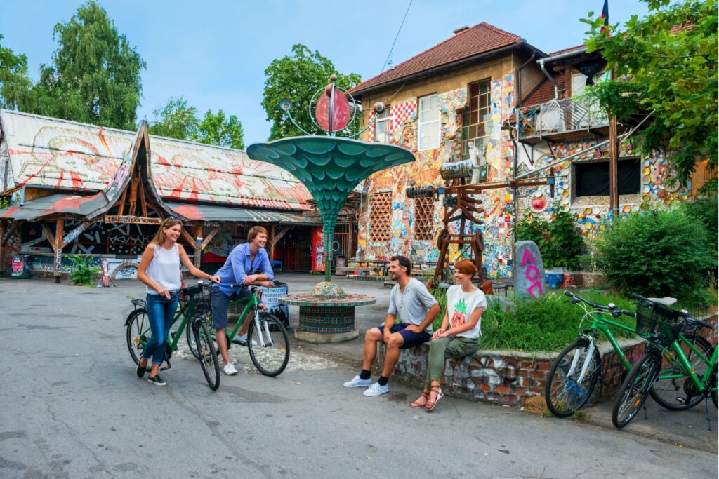 Edifícios grafitados no bairro de Metelkova