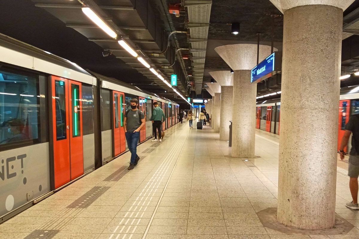 Estação de metrô de Amsterdam com trem na plataforma