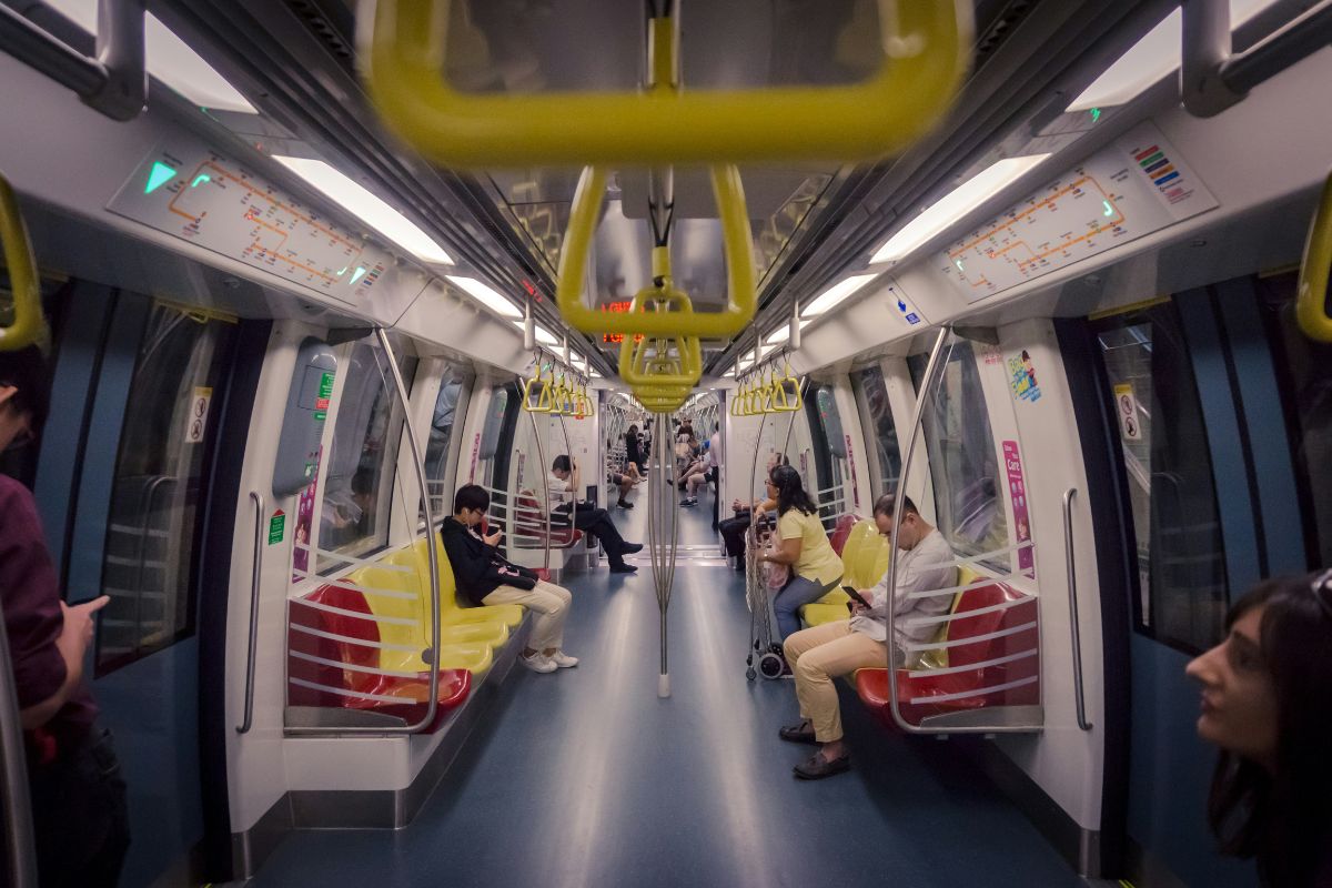 Passageiros em metrô de Singapura