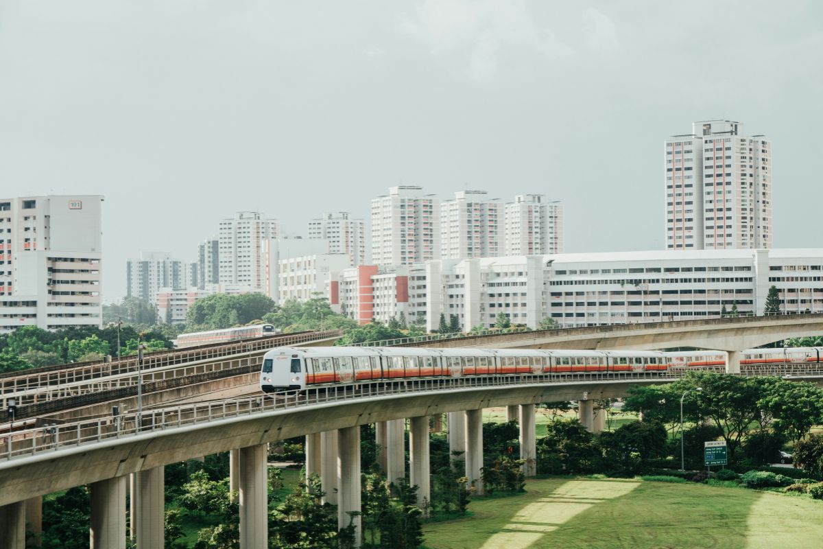 Metrô de Singapura circulando pela cidade