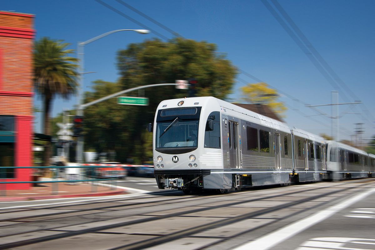Metrô passando pela cidade de Los Angeles