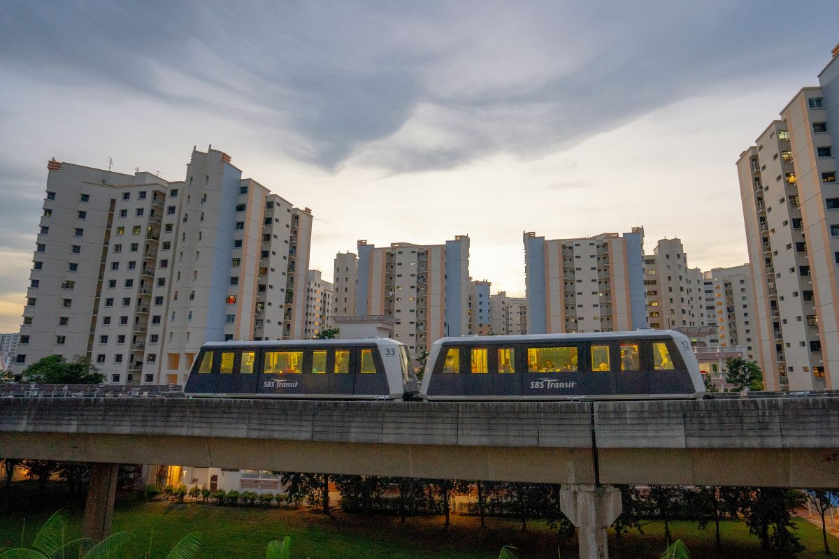 Metrô LRT de Singapura passando por área residencial
