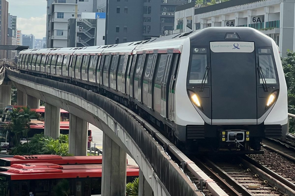Metrô MRT de Singapura percorrendo a cidade