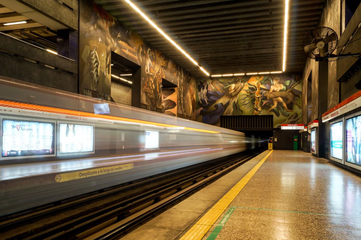 Estação de metrô em Santiago do Chile com trem em movimento