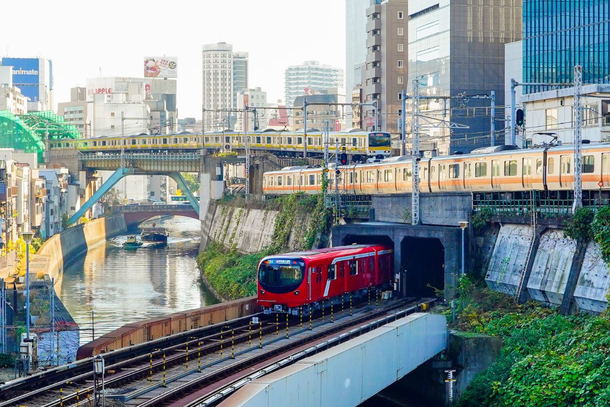Metrô de Tokyo circulando pela cidade