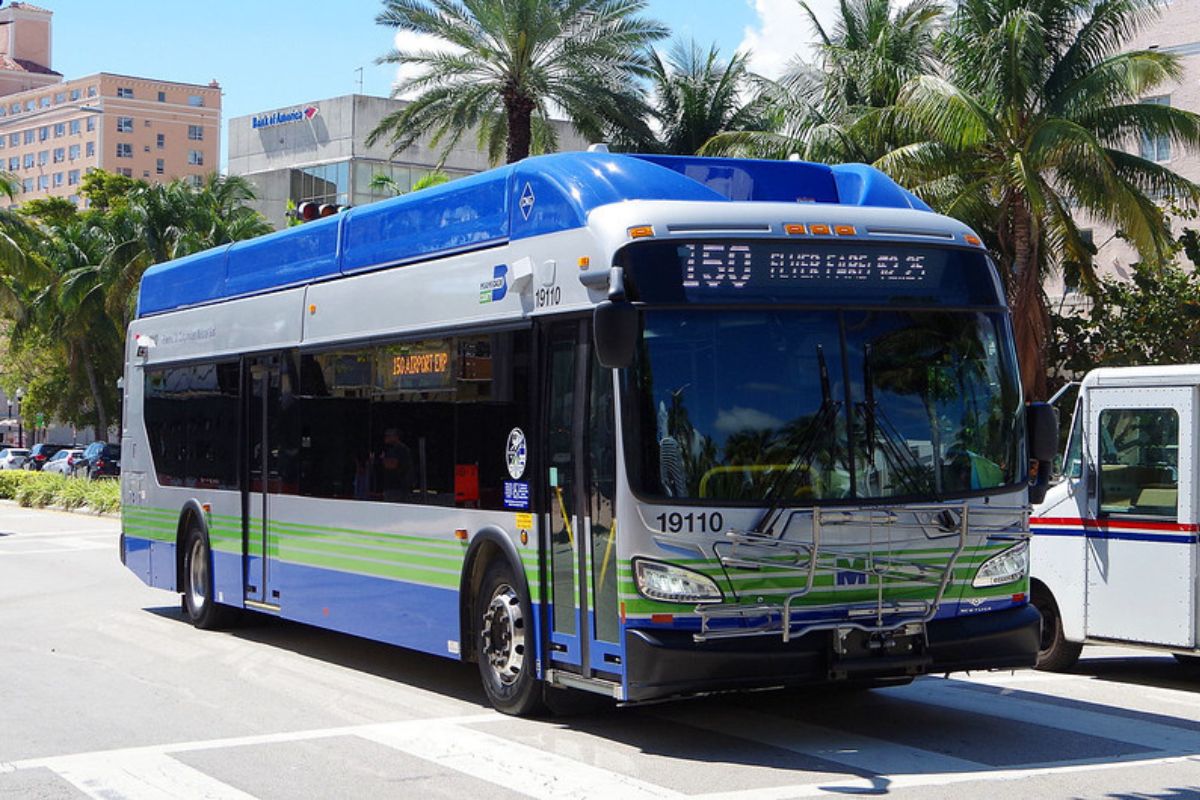 Metrobus circulando em uma avenida de Miami Beach