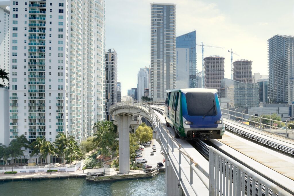 Metromover circulando em Downtown Miami