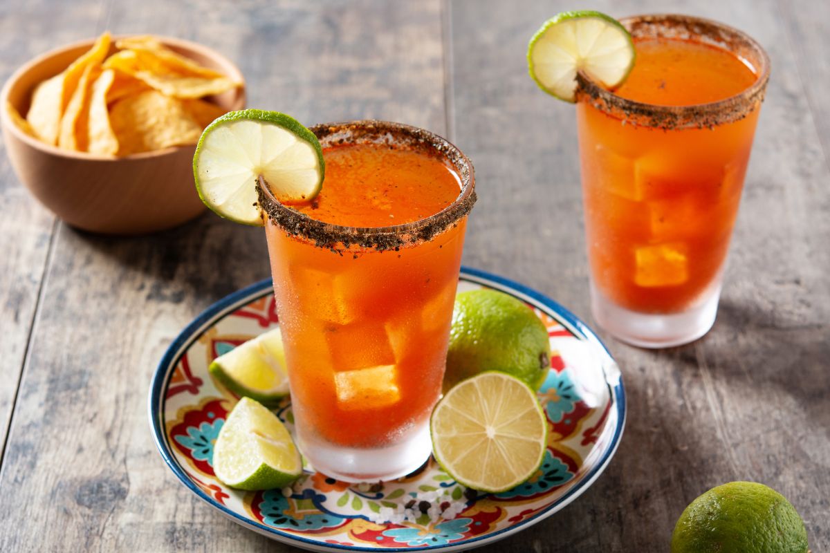 Copos com micheladas, bebida típica do México