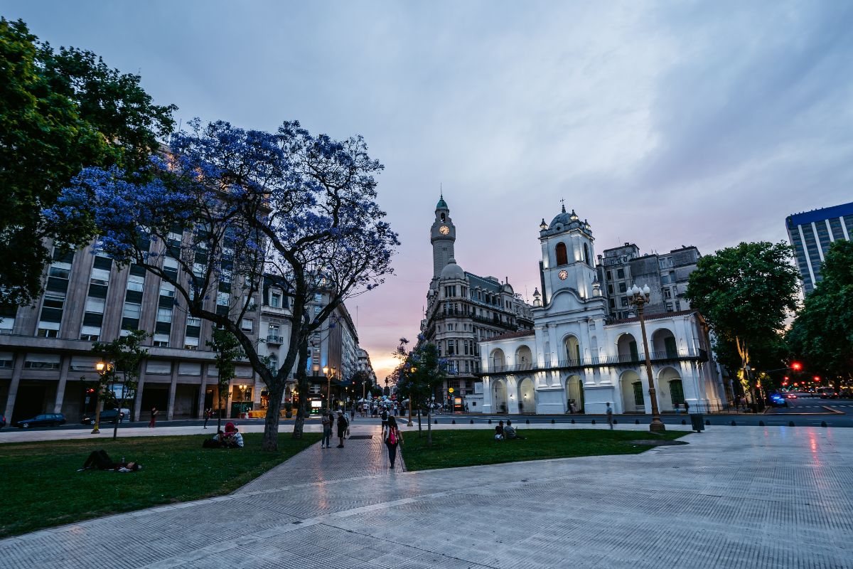 Entardecer em praça do microcentro de Buenos Aires