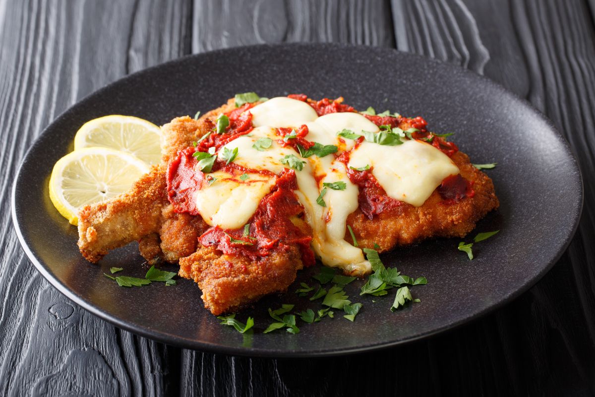 Prato com milanesa argentina, comida para provar em Buenos Aires