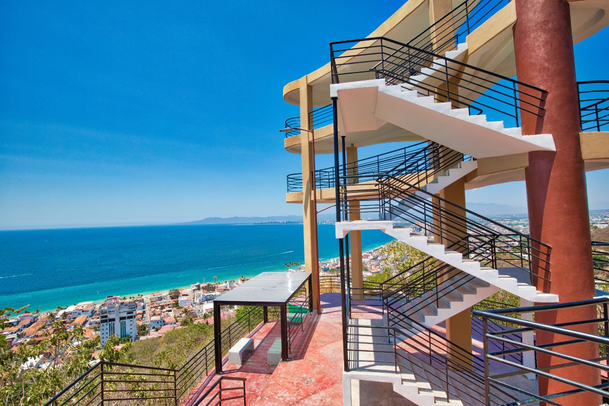Escadaria do mirante de Puerto Vallarta, no México