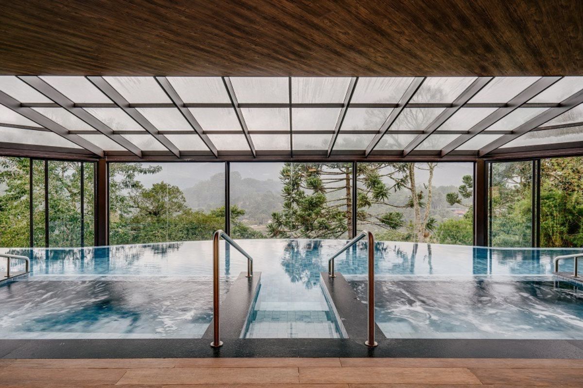 Piscina coberta de pousada em Monte Verde