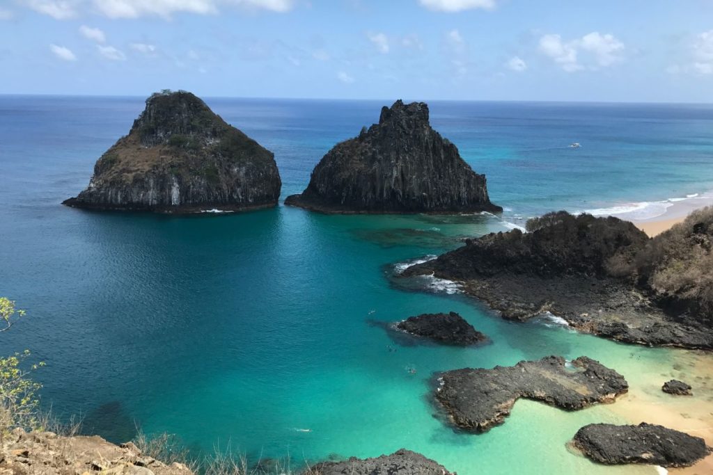 Vista do Mirante Dois Irmãos, em Fernando de Noronha