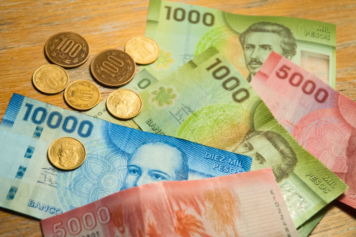 Notas e moedas de peso chileno sobre uama mesa