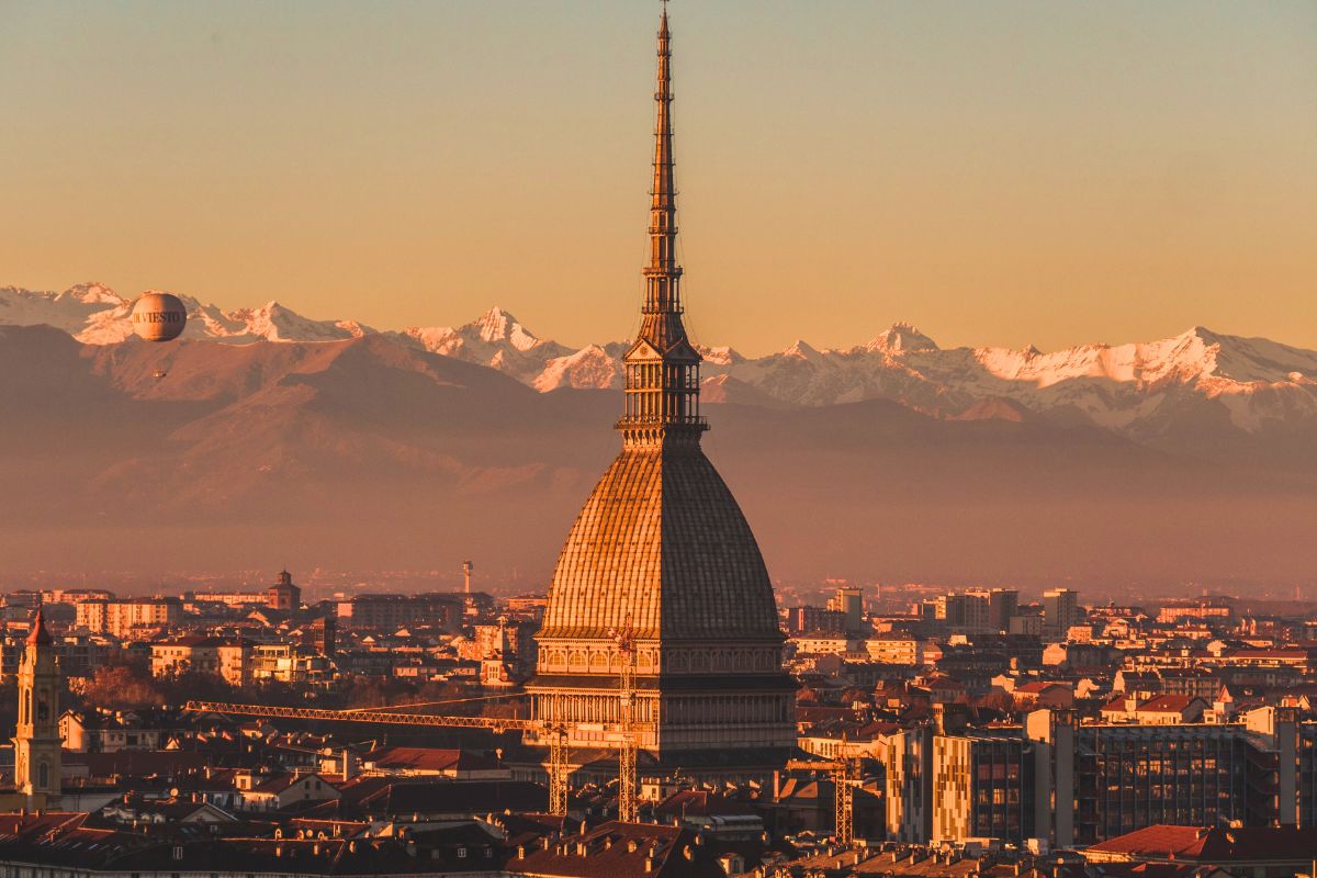 Mole Antonelliana com Alpes ao fundo