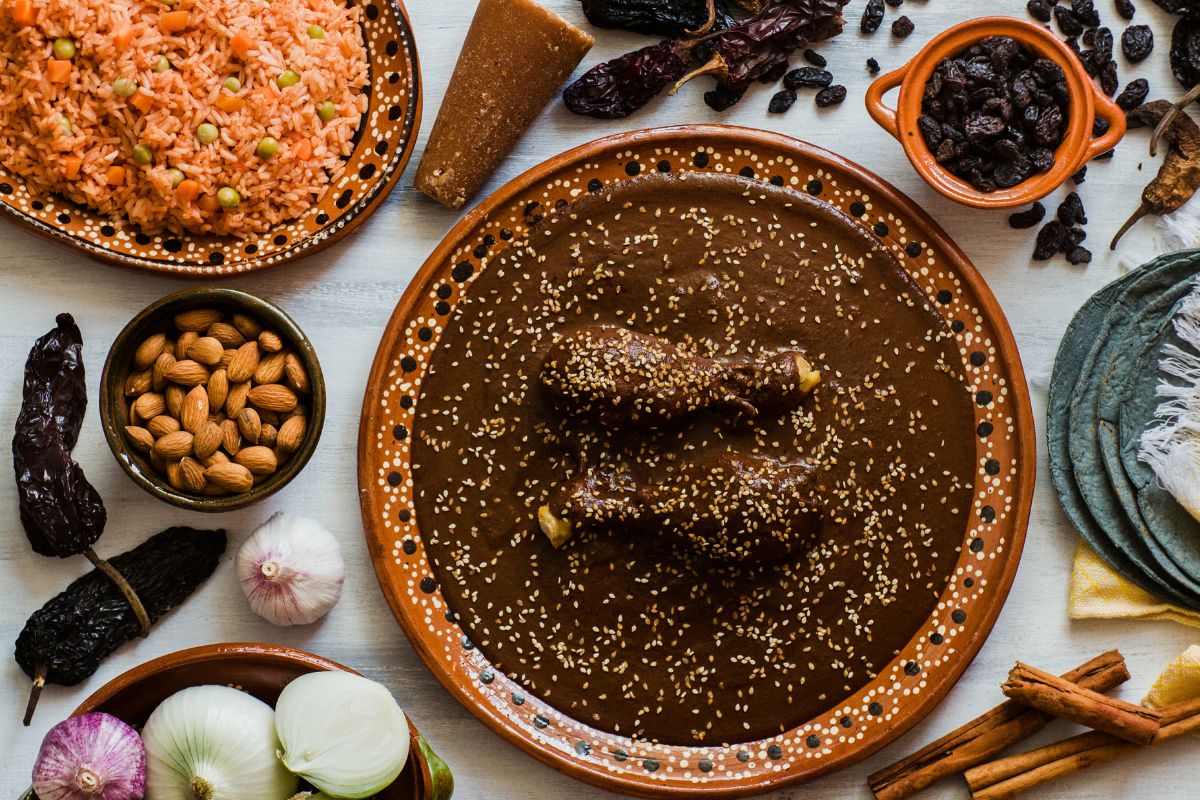 Refeição acompanhada de mole poblano, no México