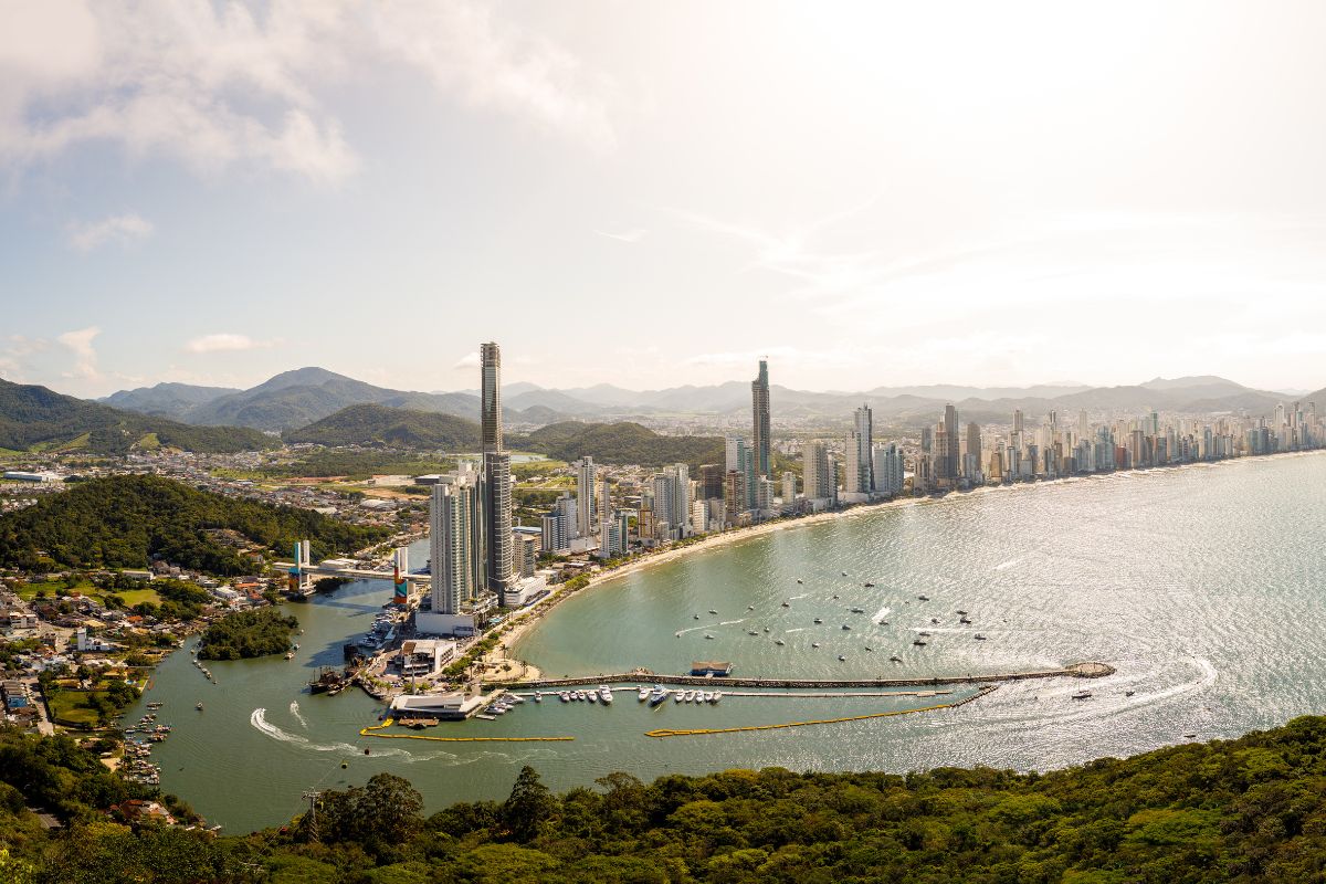 Panorama do Molhe da Barra Sul, em Balneário Camboriú